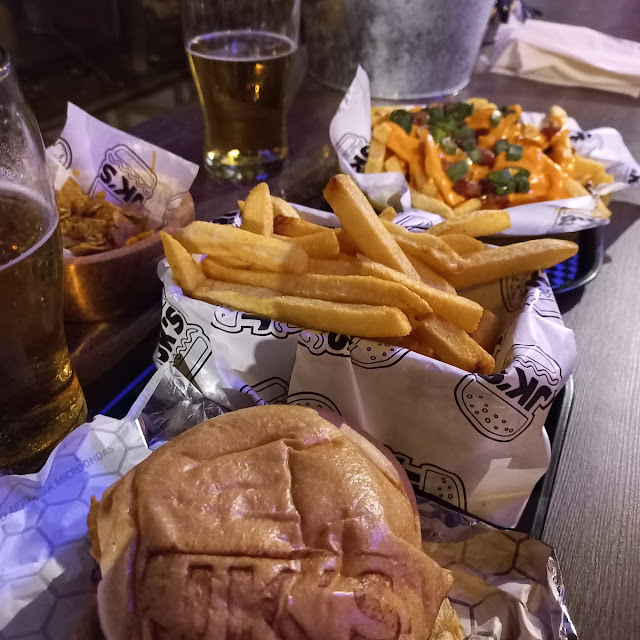 Papas Con Chedar Y Hamburguesa
