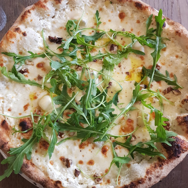 Pizza Gorgonzola Roquette Noix Ect