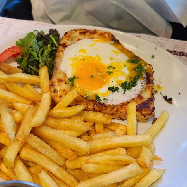 Pferdehackbraten Mit Spiegelei Und Pommes Frites