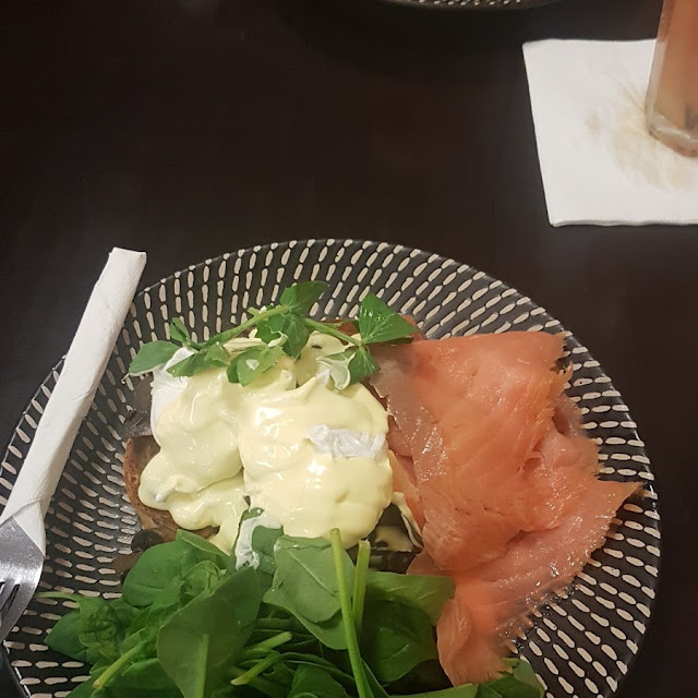 Spinach and Hollandaise Sauce
