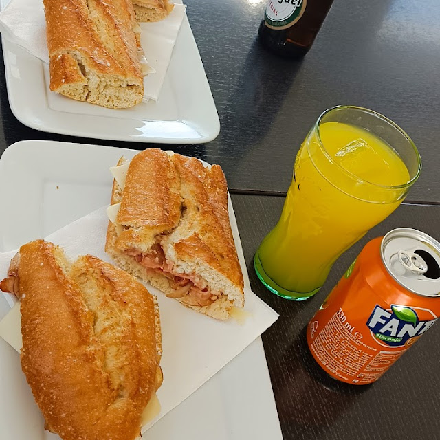 Bocadillo Lomo Con Queso Y Bocadillo Beicon Con Queso