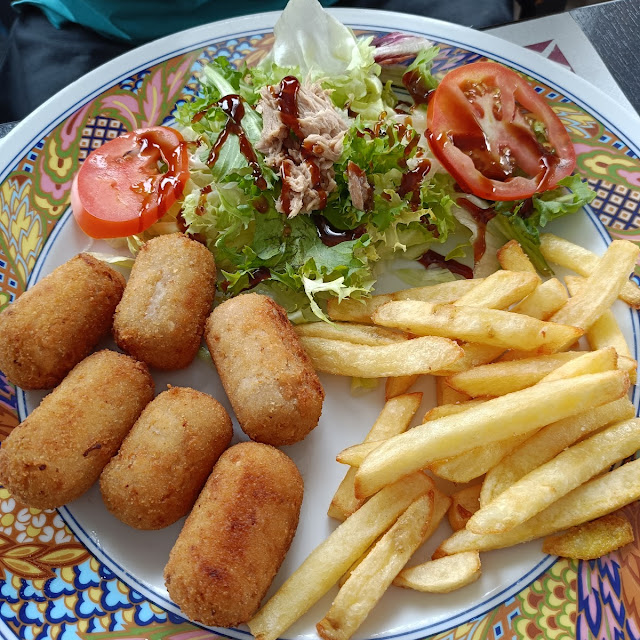 Plato Combinado de Croquetas Con Ensalada Y Patatas