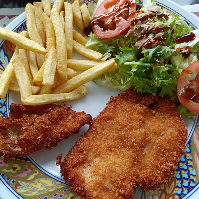Plato Combinado de Filete de Pechuga de Pollo Con Ensalada Y Patatas