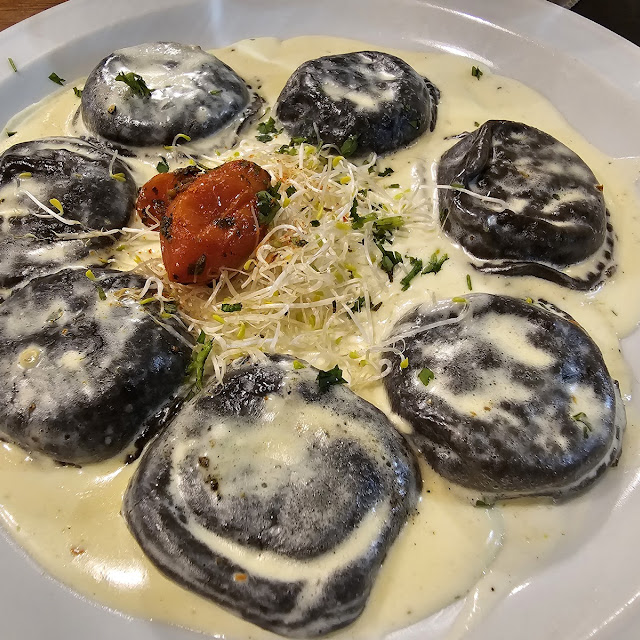 Sorrentinos Negros Con Salsa de Salmón