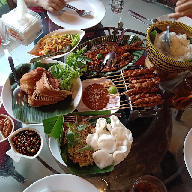 Ayam Bakar Karedok Dan Tahu Tempe Crispy