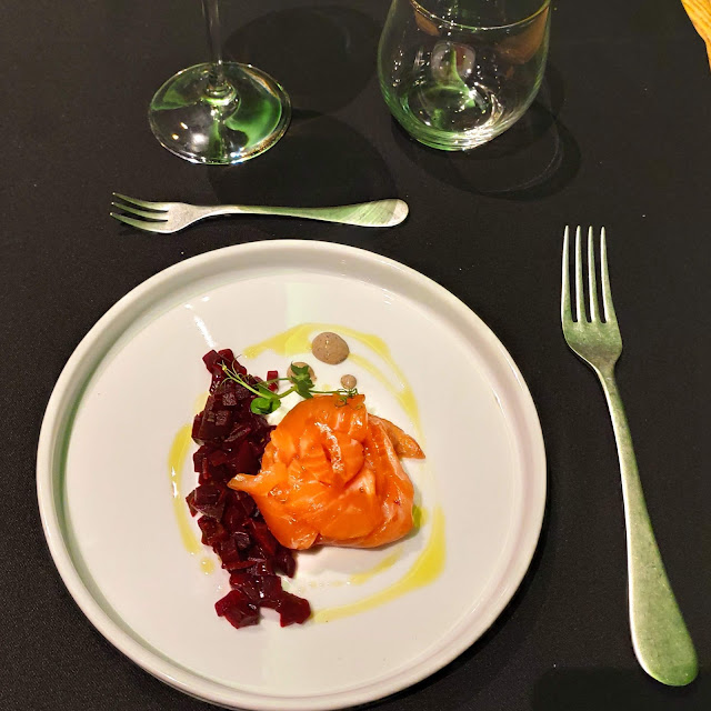 Sashimi Di Salmone Battuto Di Barbabietola E Riduzione Al Pepe