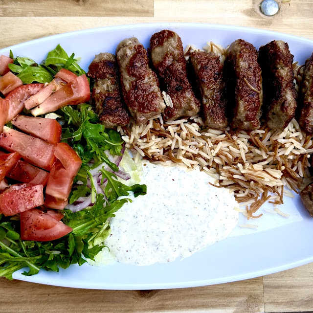 Köfte Teller Mit Salat Und Reis
