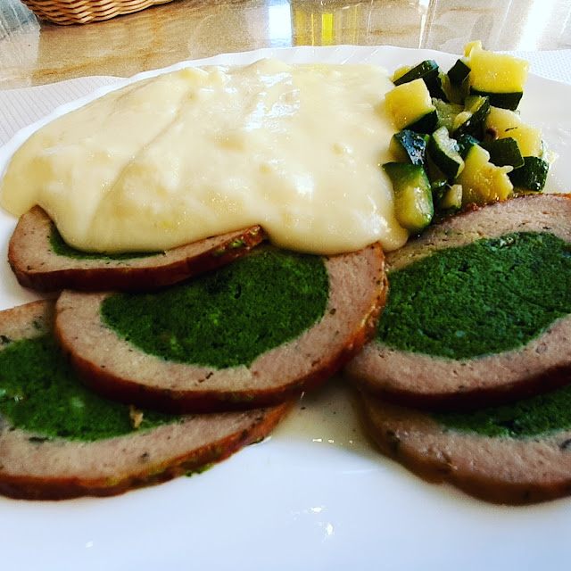 Rolle' Di Tacchino E Spinaci Con Puré E Melanzane Al Forno