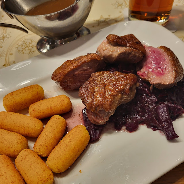 Entenbrust Mit Rotkohl Und Kroketten