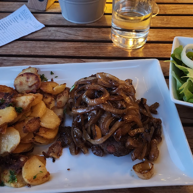 Hacksteak Mit Zwiebeln