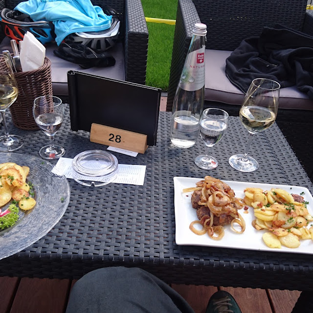 Links Leberkäse Rechts Rinderhacksteak Jeweils Mit Bratkartoffeln