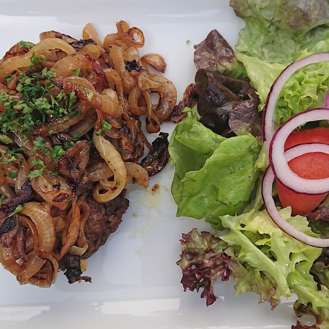 Rinderhacksteak Mit Salat