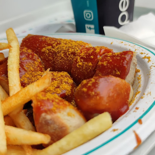 Pommes Currywurst