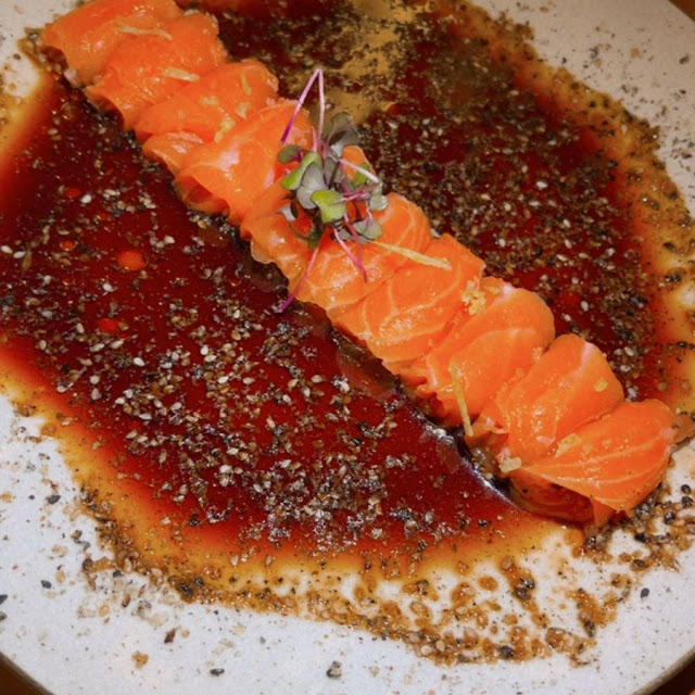 Sashimi de Salmão Com Molho de Ostra E Gergelim