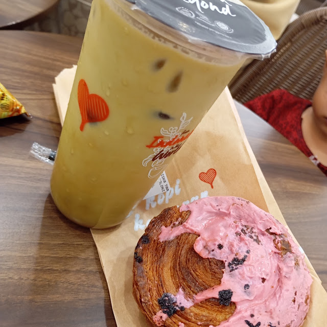 Avocado Coffee Dan Stroberi Cromboloni
