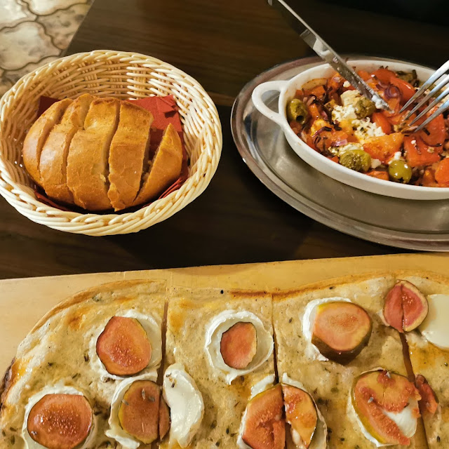 Flammkuchen Mit Ziegenkäse Und Feigen Und Überbackener Schafskäse