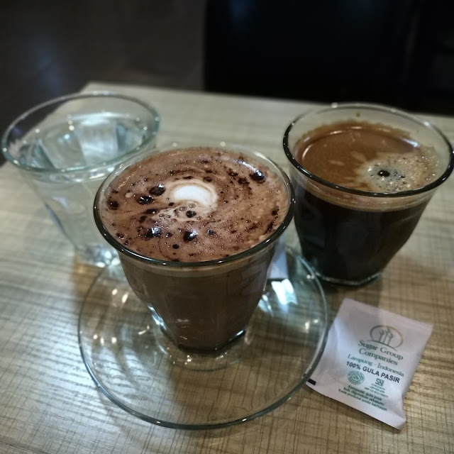 Air Putih Kopi Coklat Dan Kopi Hitam Amerikano