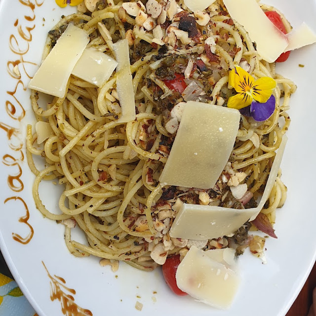 Spaghetti Mit Fichtenspitzenpesto Und Parmesan