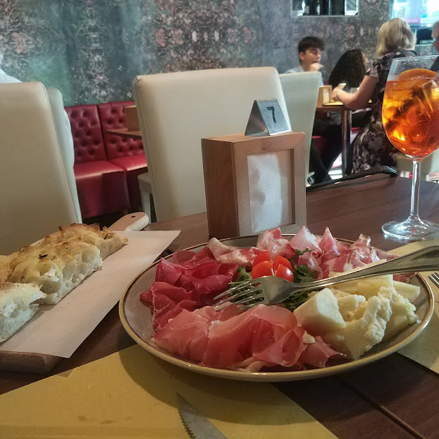 Tagliere Di Salumi E Formaggi Locali
