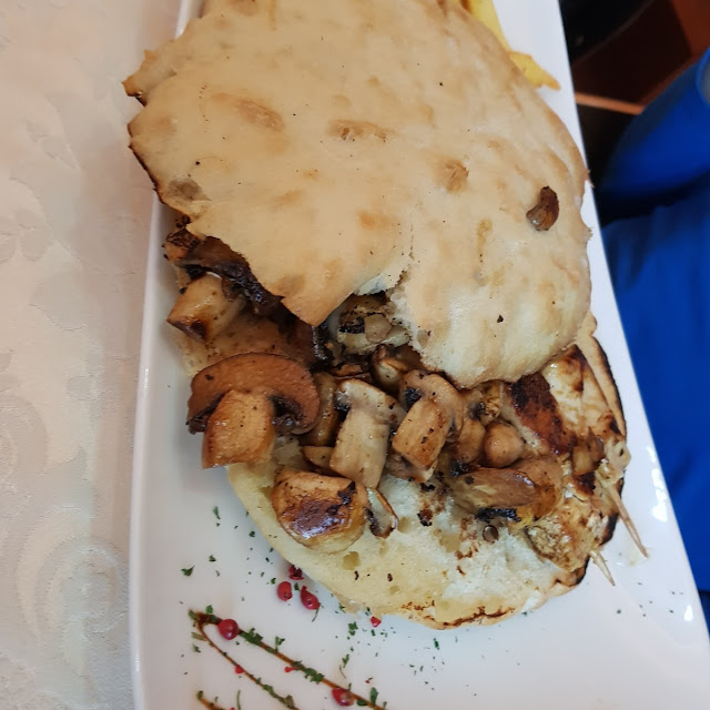 Ćevapi U Somunu S Gljivama I Pommesom