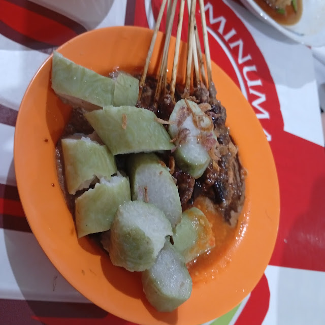 Sate Ayam Lontong