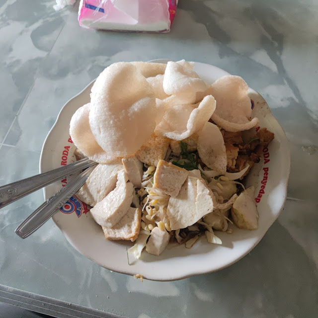 Kupat Tahu Dan Es Degan