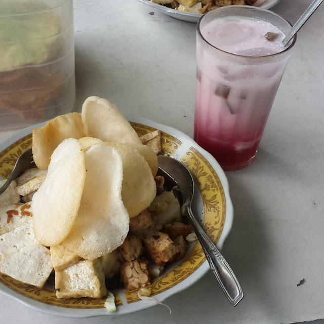 Kupat Tahu Dan Es Campur