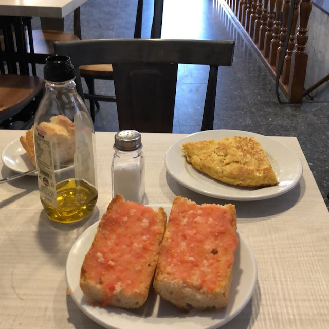 Pincho de Tortilla Y Pan Con Tomate