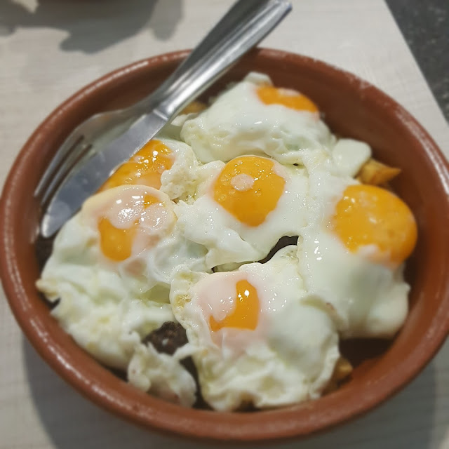 Huevos Rotos Con Morcilla