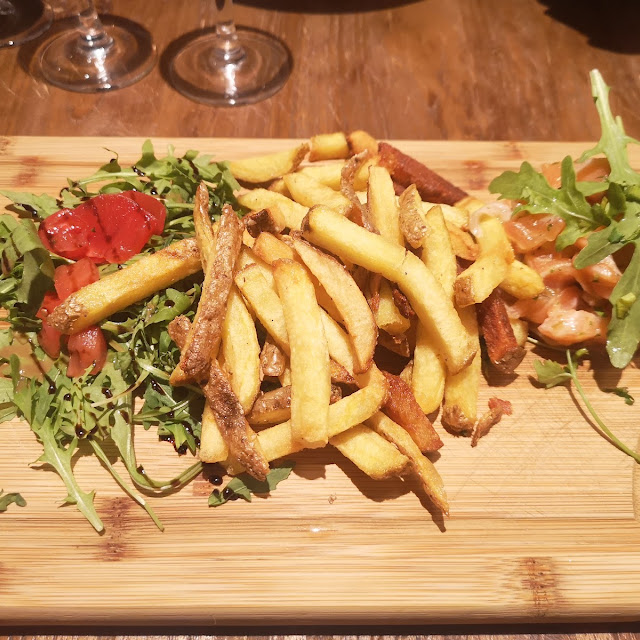 Tartare de Saumon En Entrée Sur la Carte Adapté En Plat À Ma Demande Avec bcp de Gentillesse
