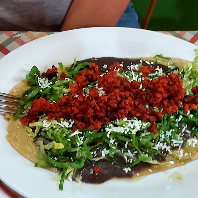 Huarache de Chorizo
