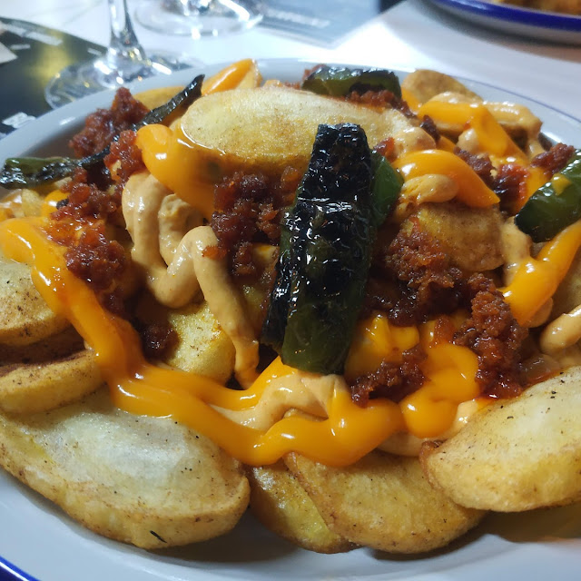 Patatas Gajo Chistorra Pimientos Baby Cuatro Quesos Y Mayonesa de Chistorra