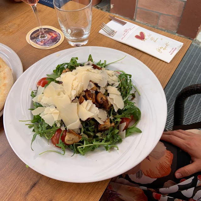 Rucola Salat Mit Gegrillten Champignons Und Gehobelten Parmesan