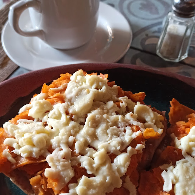 Molletes Con Chilaquiles Y Café