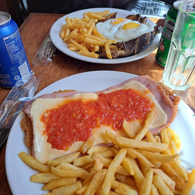 Bife de Chorizo Con Papas Fritas A Caballo
