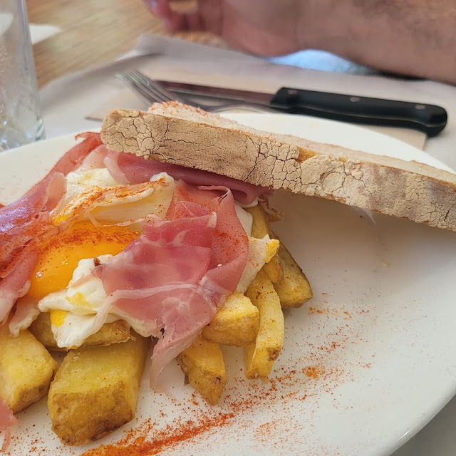 Huevos Rotos Con Jamón Serrano Pan