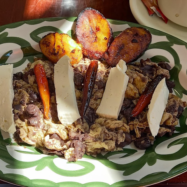 Guevos Revolcándos
