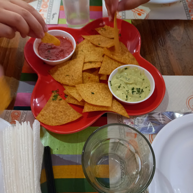 Nachos Con Guacamole Y Salsa Picante