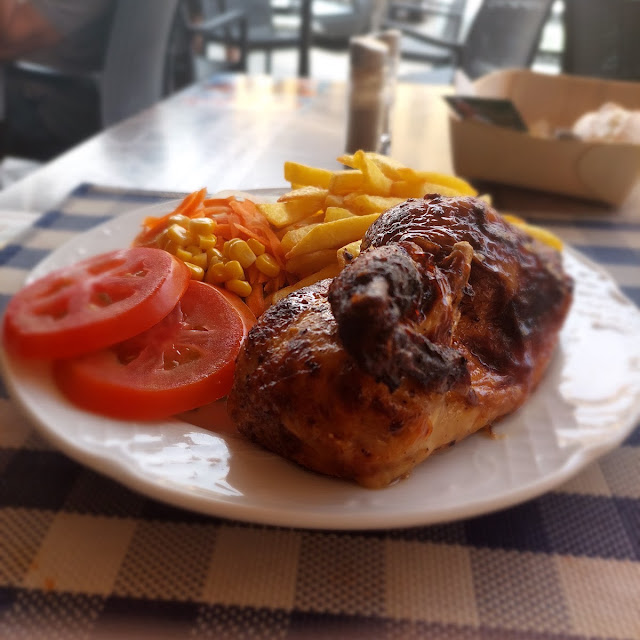 Medio Pollo Ensalada Y Papas Fritas