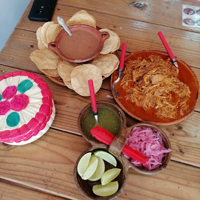 Cochinita Por Kilo Acompañada de Tostadas Tortillas Cebollita Morada Salsa Habanero