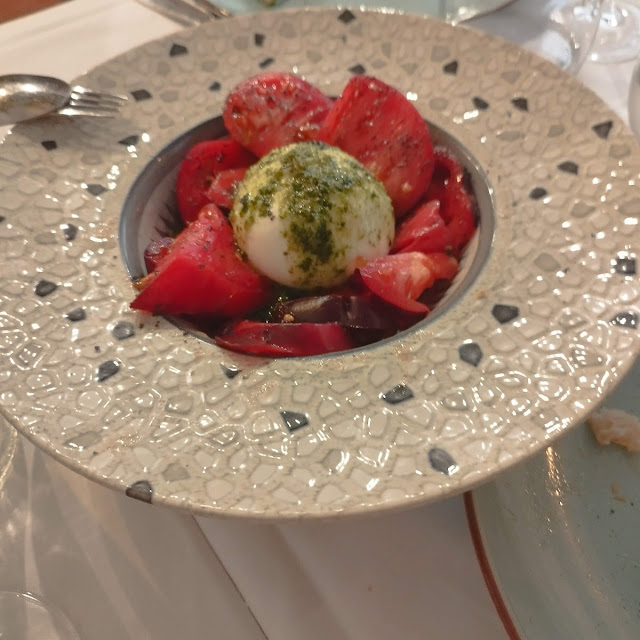 Capricho de Tomate Rosa Y Burrata Al Pesto - Delight Of Pink Tomato And Burrata With Pesto