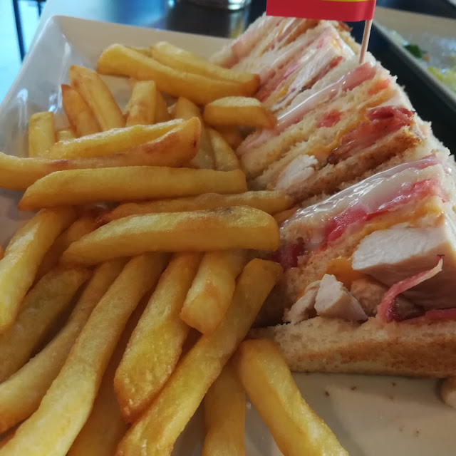 Sandwich Con Jamón Queso Y Pechuga de Pollo Acompañado de Patatas Fritas