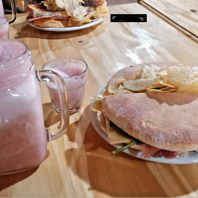 Licuado de Frutillas Y Sandwich Campestre