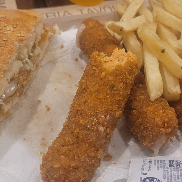 Crocantes de Pollo Y Hamburguesa Con Mayonesa Y Palta