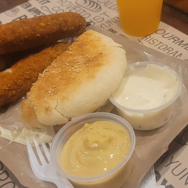 Crocantes de Pollo Y Hamburguesa de Pollo Con Mayonesa Y Palta