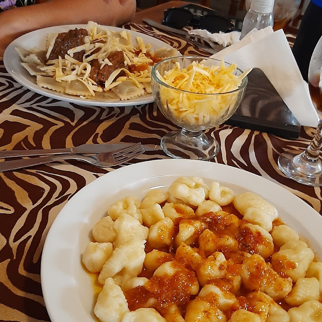 Ñoquis Con Salsa Roja Y Ravioles Con Estofado