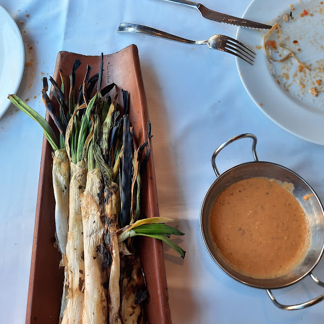Calçots Con Salsa Romescu