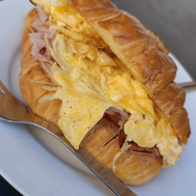 Croisant Relleno de Jamon York Y Huevos Revueltos