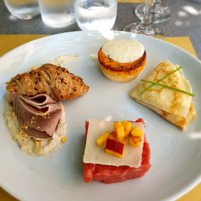 Vitello Tonnato Tartare Fassona Pesche E Grana Crepes Funghi Flan Carote E Salvia Con Crema Taleggio