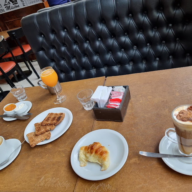 Café Con Leche Y Medialunas